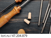 Пенные затычки для ушей и отвертки на фоне темного дерева. Стоковое фото, фотограф Pixel_shot / Фотобанк Лори