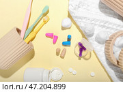 Различные беруши, таблетки и банные принадлежности на цветном фоне. Стоковое фото, фотограф Pixel_shot / Фотобанк Лори