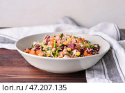 Чаша с кускусом и овощами на деревянном фоне крупным планом. Стоковое фото, фотограф Pixel_shot / Фотобанк Лори