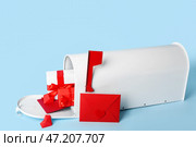 Почтовый ящик с письмами и подарками на синем фоне. Празднование Дня святого Валентина. Стоковое фото, фотограф Pixel_shot / Фотобанк Лори