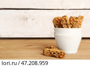 Чашка с вкусным печеньем бискотти на деревянном столе. Стоковое фото, фотограф Pixel_shot / Фотобанк Лори