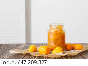 Банка вкусного варенья из кумквата и свежие фрукты на столе. Стоковое фото, фотограф Pixel_shot / Фотобанк Лори