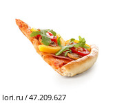 Кусок вкусной пиццы с колбасой, грибами и рукколой на белом фоне. Стоковое фото, фотограф Pixel_shot / Фотобанк Лори