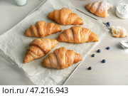 Вкусные свежие круассаны на столе. Стоковое фото, фотограф Pixel_shot / Фотобанк Лори