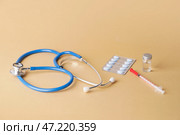 Стетоскоп с таблетками, бутылкой инсулина и шприцем на цветном фоне. Концепция диабета. Стоковое фото, фотограф Pixel_shot / Фотобанк Лори