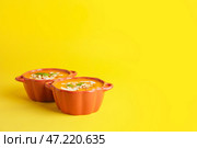 Вкусный тыквенный крем-суп в горшочках на цветном фоне. Стоковое фото, фотограф Pixel_shot / Фотобанк Лори