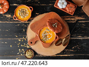 Вкусный тыквенный крем-суп в горшочках на столе. Стоковое фото, фотограф Pixel_shot / Фотобанк Лори