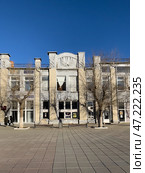 View on Old building Sovetskaya, street in Orenburg town, Russia. Редакционное фото, фотограф Татьяна Кахилл / Фотобанк Лори