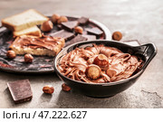 Чаша с вкусной шоколадной пастой и фундуком на фоне гранж. Стоковое фото, фотограф Pixel_shot / Фотобанк Лори