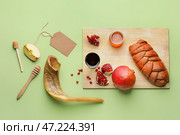 Композиция для празднования Рош ха-Шана (еврейский Новый год) на цветном фоне. Стоковое фото, фотограф Pixel_shot / Фотобанк Лори