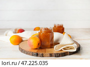 Баночка вкусного абрикосового джема на столе. Стоковое фото, фотограф Pixel_shot / Фотобанк Лори