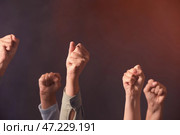 Руки протестующих на темном фоне. Стоковое фото, фотограф Pixel_shot / Фотобанк Лори