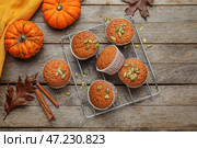 Решетка для охлаждения вкусных тыквенных маффинов на столе. Стоковое фото, фотограф Pixel_shot / Фотобанк Лори