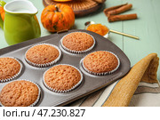 Противень с вкусными тыквенными маффинами на столе. Стоковое фото, фотограф Pixel_shot / Фотобанк Лори
