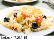 Вкусная паста примавера на тарелке, крупным планом. Стоковое фото, фотограф Pixel_shot / Фотобанк Лори