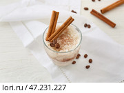 Стакан вкусного рисового пудинга с корицей на светлом столе. Стоковое фото, фотограф Pixel_shot / Фотобанк Лори
