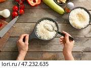 Женщина с вареным рисом на столе, вид сверху. Стоковое фото, фотограф Pixel_shot / Фотобанк Лори
