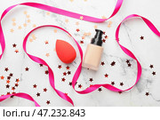 Праздничная композиция с губкой для макияжа и тональным кремом на светлом фоне. Стоковое фото, фотограф Pixel_shot / Фотобанк Лори