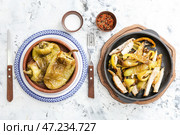 Тарелка и миска с жареным болгарским перцем и мясом на светлом фоне. Стоковое фото, фотограф Pixel_shot / Фотобанк Лори