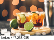 Бокалы вкусного коктейля Cuba Libre на столе. Стоковое фото, фотограф Pixel_shot / Фотобанк Лори