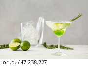 Стакан вкусного коктейля мартини на столе. Стоковое фото, фотограф Pixel_shot / Фотобанк Лори