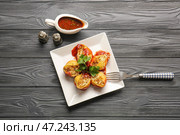 Тарелка с вкусной пастой конкиглиони на столе. Стоковое фото, фотограф Pixel_shot / Фотобанк Лори