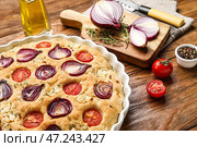 Блюдо для выпечки вкусной итальянской фокаччи с овощами на деревянном столе, крупным планом. Стоковое фото, фотограф Pixel_shot / Фотобанк Лори