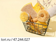 Корзина с чистящими средствами, полотенцем и цветами на цветном фоне, крупным планом. Стоковое фото, фотограф Pixel_shot / Фотобанк Лори