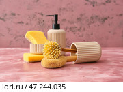Чистящие средства и помпа на цветном фоне. Стоковое фото, фотограф Pixel_shot / Фотобанк Лори