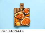 Деревянная доска с вкусными бутербродами с абрикосовым джемом на цветном фоне. Стоковое фото, фотограф Pixel_shot / Фотобанк Лори