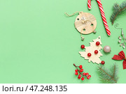 Композиция с красивым рождественским декором, карамельной тростью и еловыми ветками на цветном фоне. Стоковое фото, фотограф Pixel_shot / Фотобанк Лори
