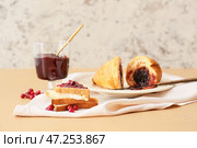 Вкусные тосты с брусничным вареньем и свежими ягодами на столе. Стоковое фото, фотограф Pixel_shot / Фотобанк Лори