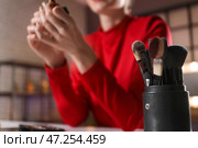 Подставка с кистями для макияжа в раздевалке, крупным планом. Стоковое фото, фотограф Pixel_shot / Фотобанк Лори