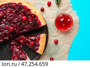 Тарелка с нарезанным вкусным брусничным пирогом и вареньем на цветном фоне. Стоковое фото, фотограф Pixel_shot / Фотобанк Лори