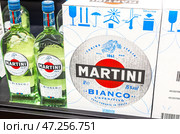 Алкогольные напитки в бутылках Мартини готовы к продаже на полке в продуктовом магазине. Редакционное фото, фотограф FotograFF / Фотобанк Лори
