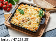 Форма для запекания с вкусной рисовой запеканкой на столе. Стоковое фото, фотограф Pixel_shot / Фотобанк Лори