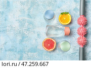 Бутылки с водой, тело роллер и цитрусовые на светлом фоне. Стоковое фото, фотограф Pixel_shot / Фотобанк Лори
