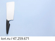 Тесак для мяса на цветном фоне, вид сверху. Стоковое фото, фотограф Pixel_shot / Фотобанк Лори