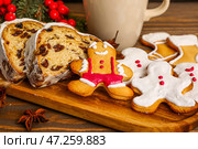 Доска с вкусным рождественским печеньем и штолленом на деревянном столе, крупным планом. Стоковое фото, фотограф Pixel_shot / Фотобанк Лори