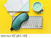 Маска для сна, таблетки и клавиатура на цветном фоне. Стоковое фото, фотограф Pixel_shot / Фотобанк Лори