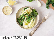 Чаша вкусной тушеной капусты пак-чой и кунжутом на светлом фоне. Стоковое фото, фотограф Pixel_shot / Фотобанк Лори