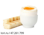 Подставка с яйцом всмятку и поджаренным хлебом на белом фоне. Стоковое фото, фотограф Pixel_shot / Фотобанк Лори