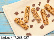 Салфетка с вкусным печеньем бискотти и шоколадом на синем деревянном фоне. Стоковое фото, фотограф Pixel_shot / Фотобанк Лори
