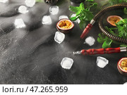 Композиция из частей кальяна на темном фоне. Стоковое фото, фотограф Pixel_shot / Фотобанк Лори