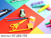 Набор различных канцелярских принадлежностей с точилкой на цветном фоне. Стоковое фото, фотограф Pixel_shot / Фотобанк Лори