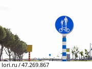 Дорожный знак велосипедной дорожки на улице. Стоковое фото, фотограф Pixel_shot / Фотобанк Лори