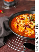 Чаша с вкусной пастой и фасолью на столе. Стоковое фото, фотограф Pixel_shot / Фотобанк Лори
