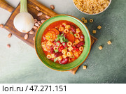 Чаша с вкусной пастой и фасолью на столе. Стоковое фото, фотограф Pixel_shot / Фотобанк Лори