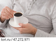 Утро молодого человека, пьющего горячий кофе в постели, крупным планом. Стоковое фото, фотограф Pixel_shot / Фотобанк Лори