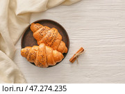 Тарелка с вкусными круассанами на белом столе. Стоковое фото, фотограф Pixel_shot / Фотобанк Лори